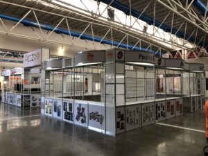 Velvet Studio 15x9 Stand Display octanorm en isla